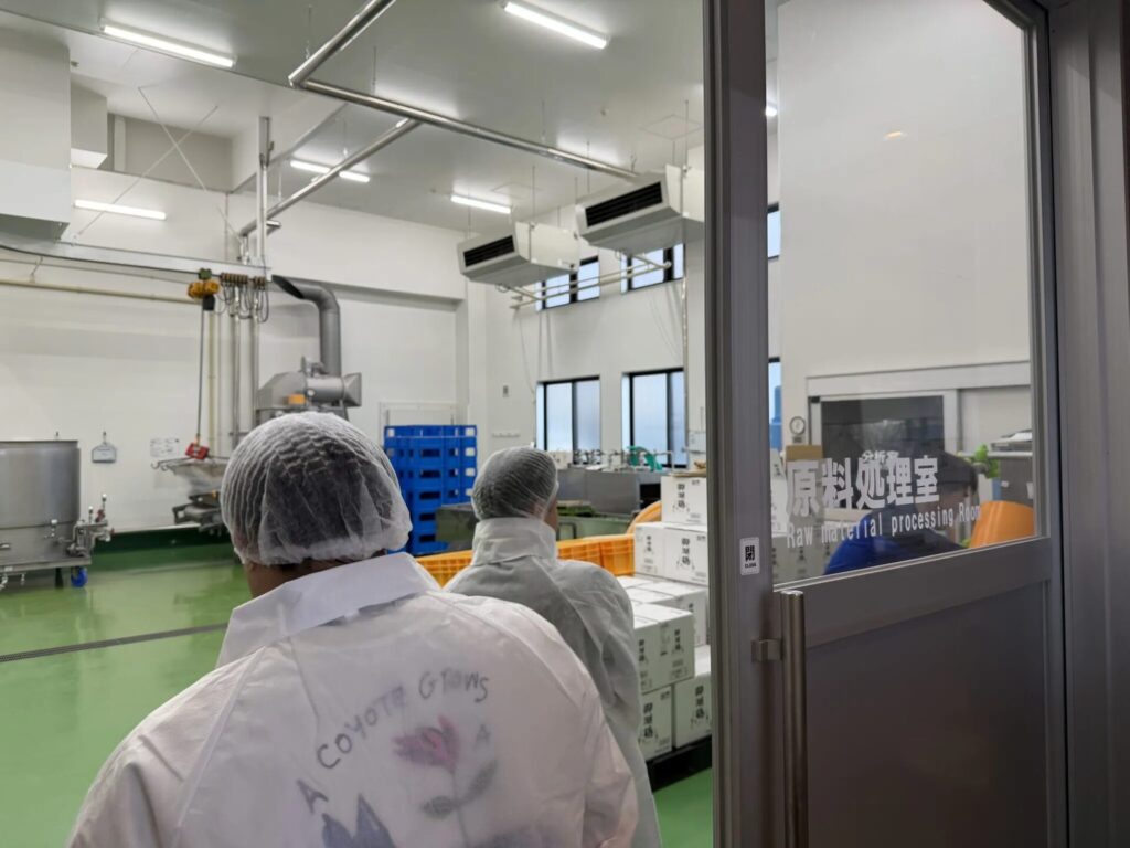 御湖鶴酒造場の原料処理室で作業するスタッフ