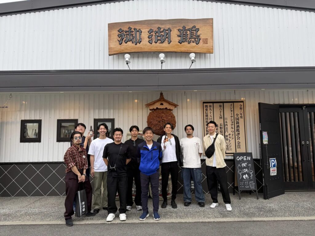 御湖鶴酒造場の店舗前で撮影した訪問メンバーの集合写真