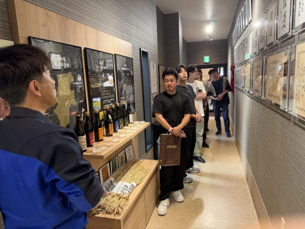 御湖鶴酒造場の専務・竹内様へのインタビュー風景