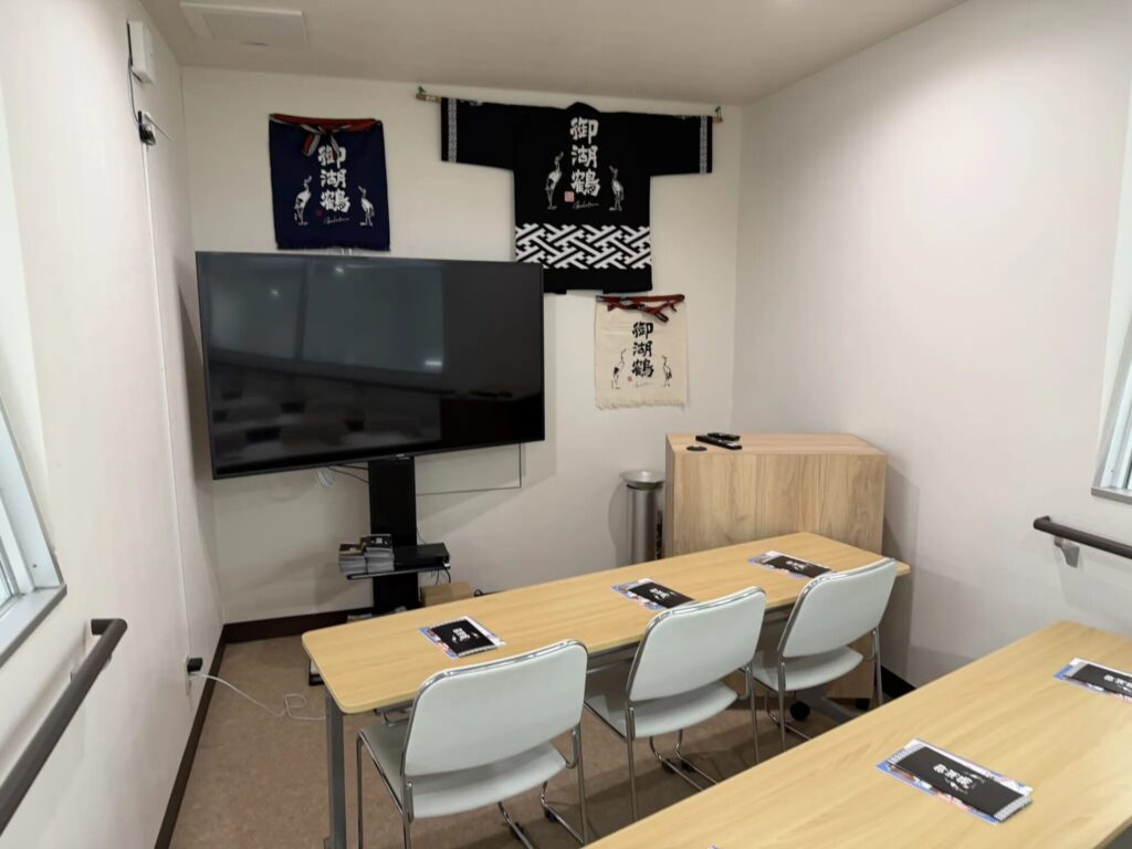 御湖鶴酒造場のセミナールームから見える製造スペース